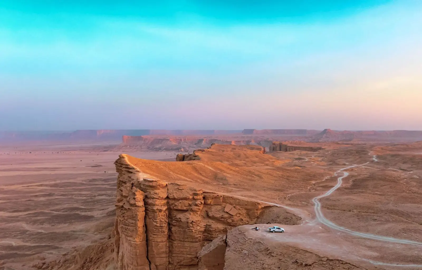 منظر جوي لحافة صخرية في الصحراء غرب الرياض وقت الغروب