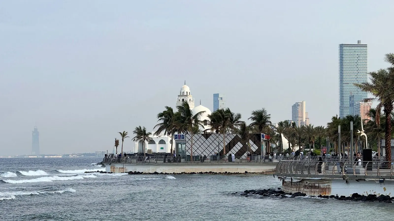 نخيل وأمواج على كورنيش جدة في الصباح