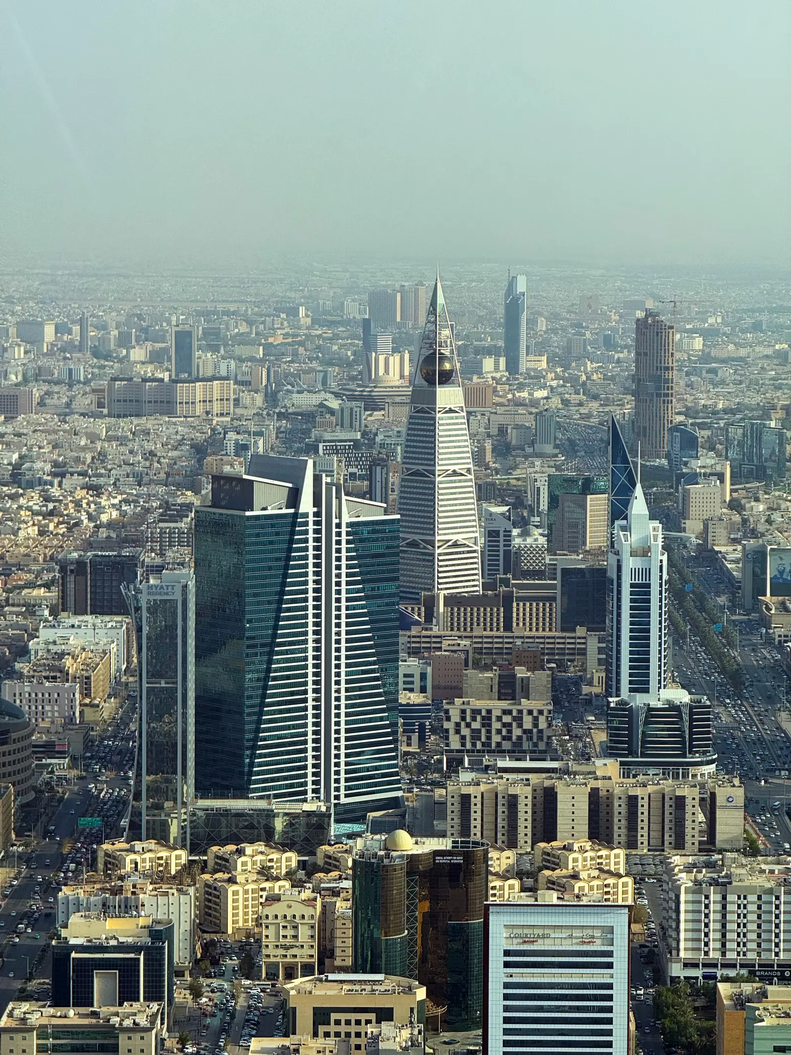 مشهد جوي لأبراج حديثة في الرياض تحت سماء صافية